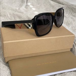 🕶 Burberry sunglasses